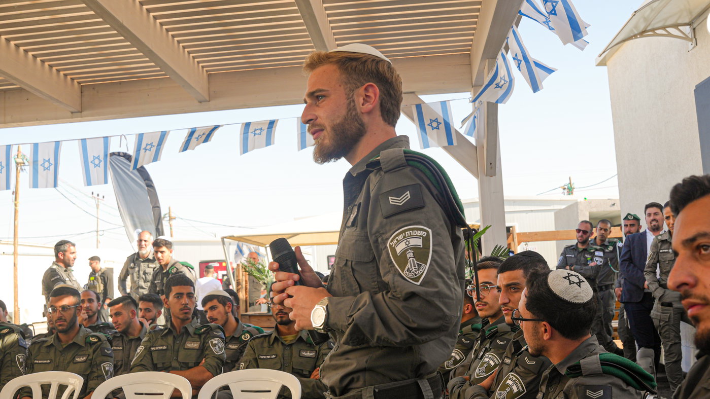 צפו: השר בן גביר נפגש עם השוטרים החרדים - וסיפר על ה"חזון" שלו