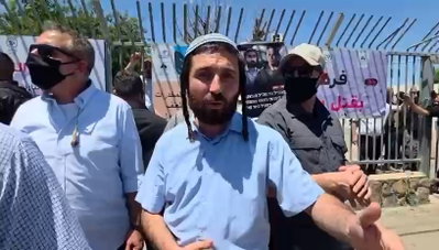 סוער: סוכות הגיע ליישוב ונחסם בכניסה לבית ספר, תושבים שפכו אקונומיקה