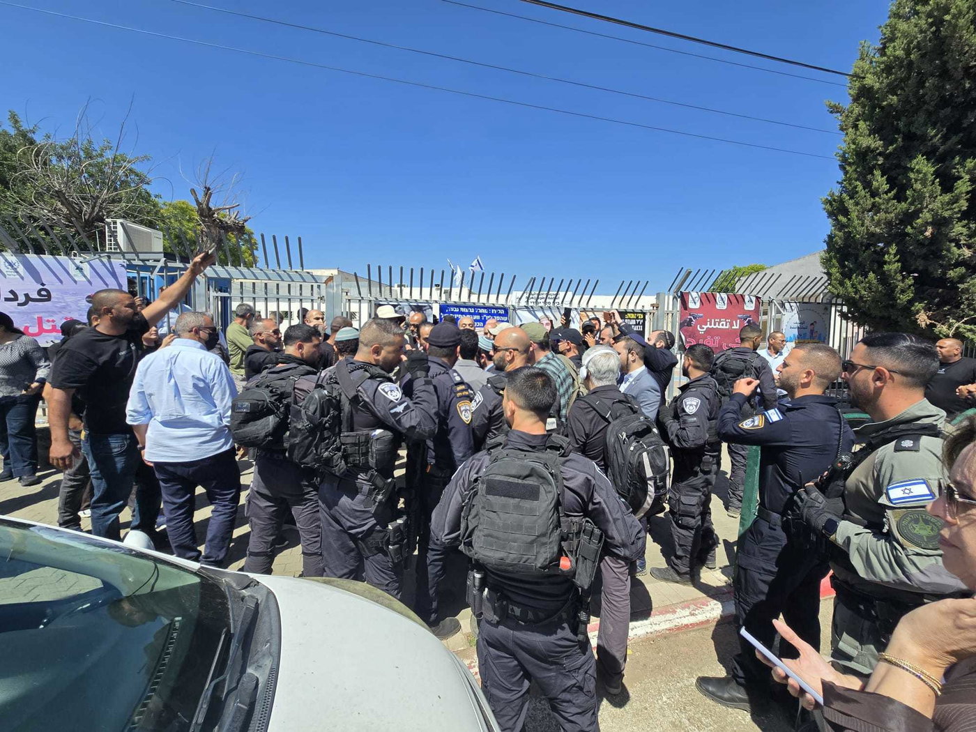 סוער: סוכות הגיע ליישוב ונחסם בכניסה לבית ספר, תושבים שפכו אקונומיקה