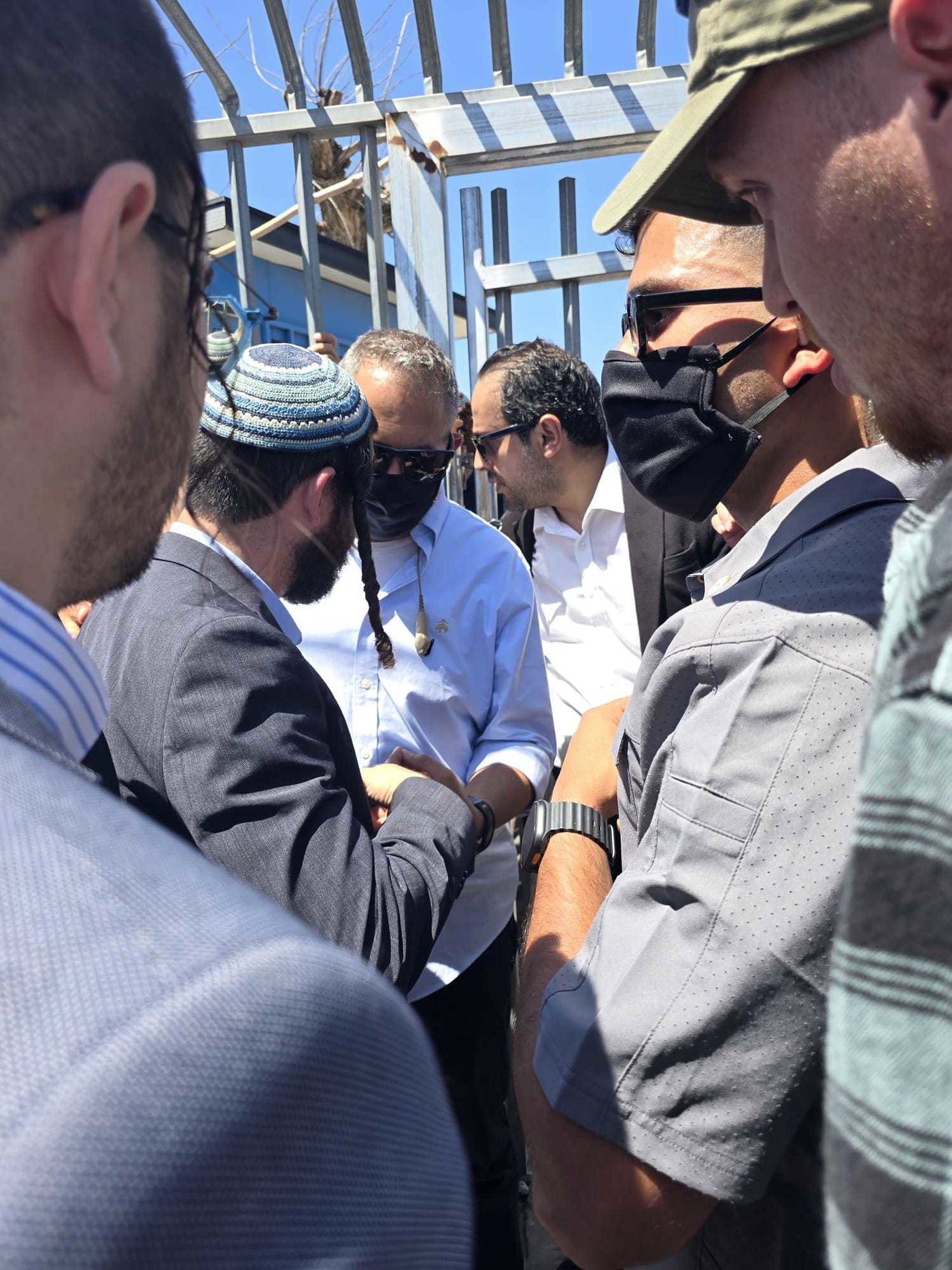 סוער: סוכות הגיע ליישוב ונחסם בכניסה לבית ספר, תושבים שפכו אקונומיקה