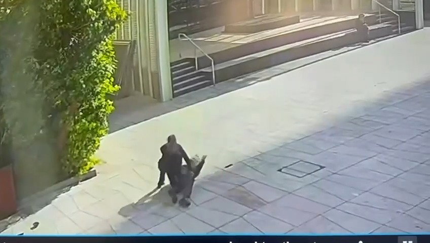 תיעוד ממצלמת אבטחה של פיגוע הדקירה