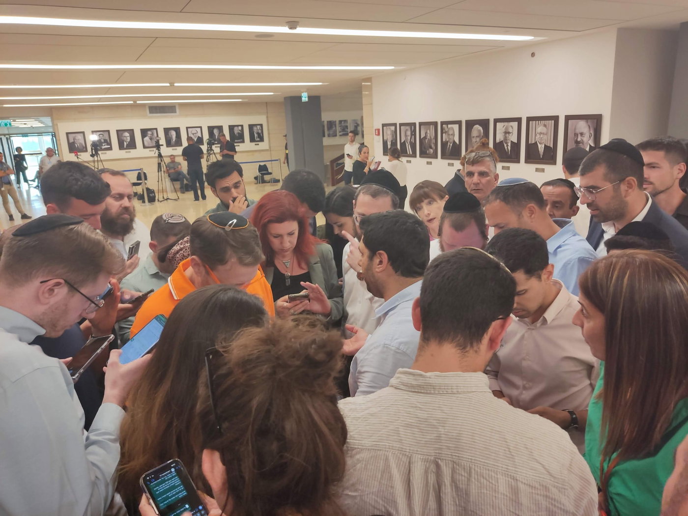 עיתונאים מתגודדים בקומת הממשלה בכנסת 