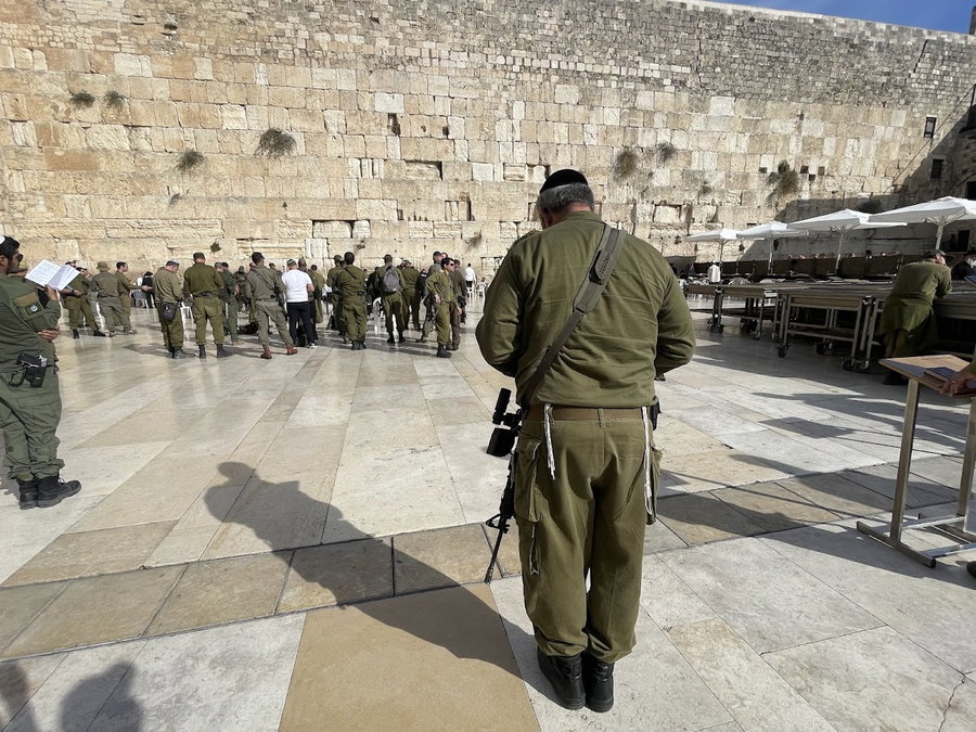 חייל חרדי בכותל