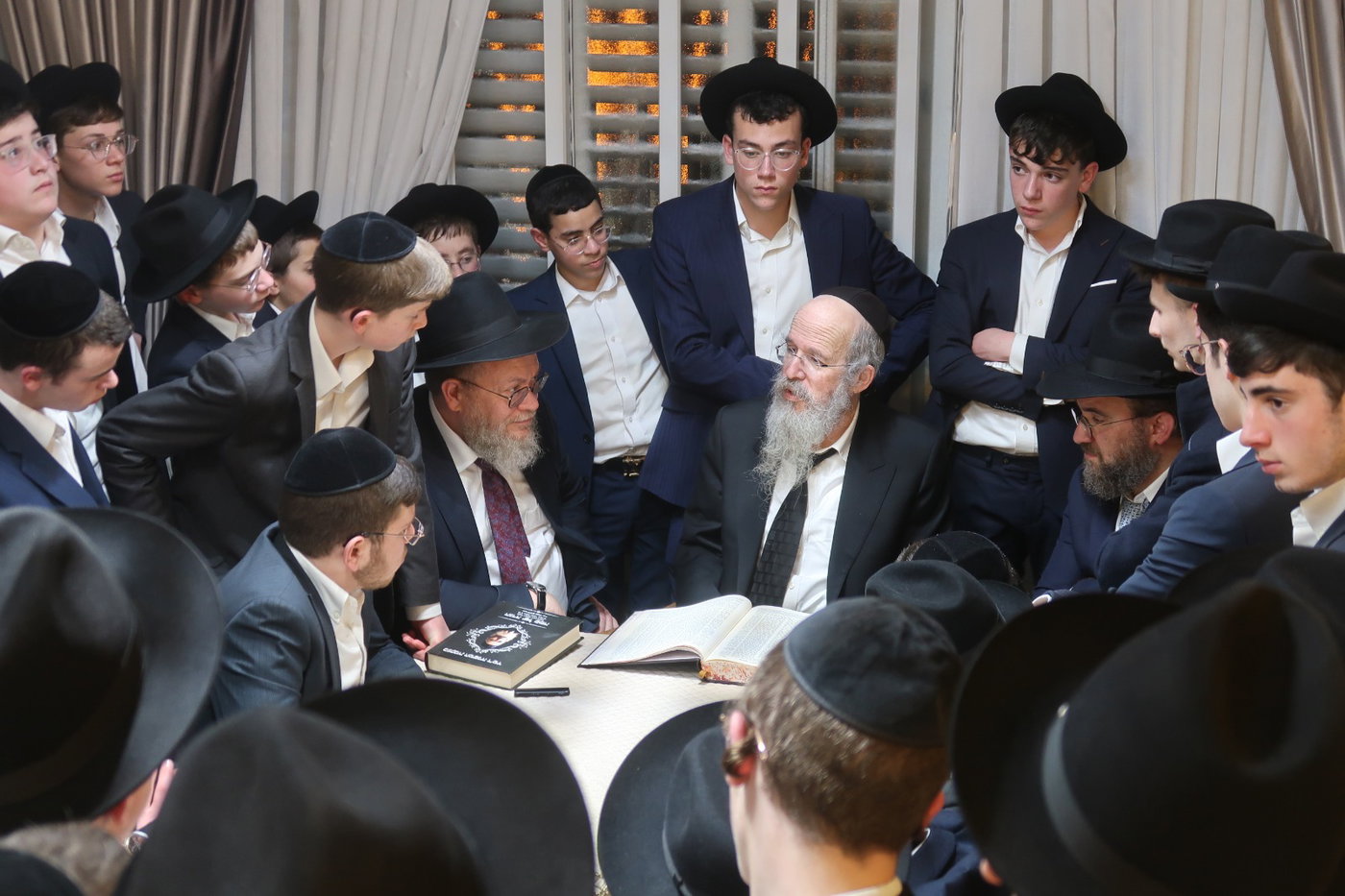 ראשי 'לב שומע' במעונו של ראש הישיבה הגאון רבי חיים פרץ ברמן
