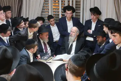 ראשי 'לב שומע' במעונו של ראש הישיבה הגאון רבי חיים פרץ ברמן