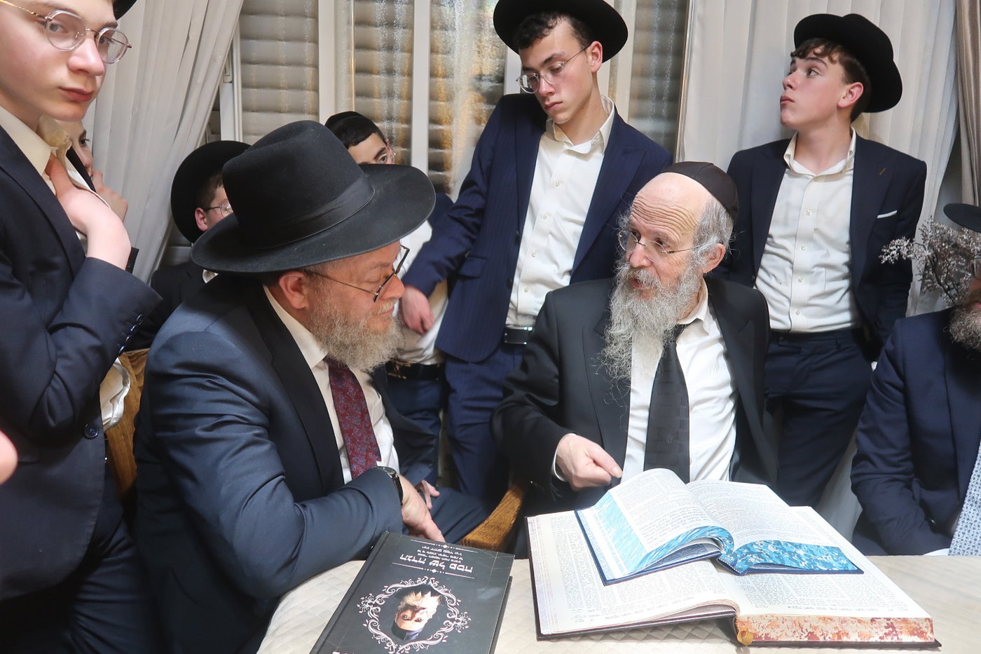 ראשי 'לב שומע' במעונו של ראש הישיבה הגאון רבי חיים פרץ ברמן