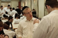 בחורי ישיבה לומדים ומקיימים את העולם