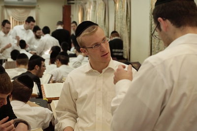 בחורי ישיבה לומדים ומקיימים את העולם