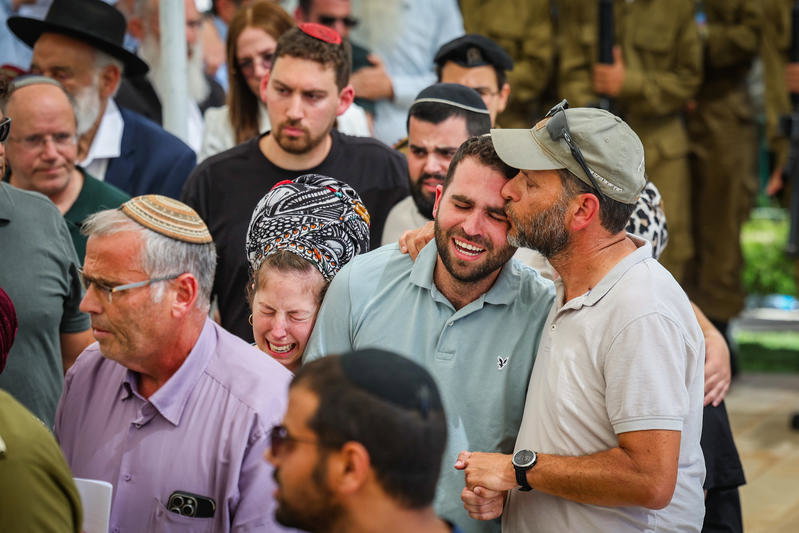 "נמלא כריות בדמעות": רגעי הפרידה המצמררים של האב השכול