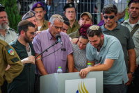 "נמלא כריות בדמעות": רגעי הפרידה המצמררים של האב השכול בהלוויה