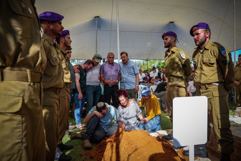 "נמלא כריות בדמעות": רגעי הפרידה המצמררים של האב השכול
