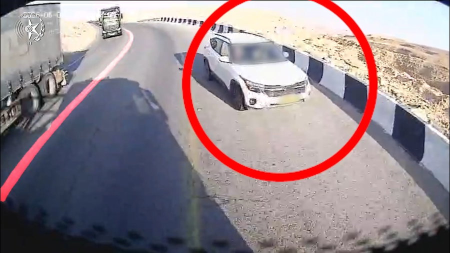 הרכב הפרטי עקף משאית - ומולו משאית נאלצה לבלום כדי למנוע תאונה | צפו