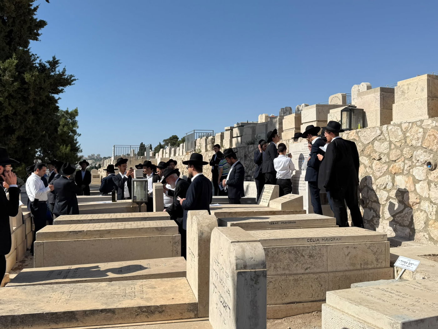 הקמת מצבה על קברו של הגר"ר מאזוז זצ"ל