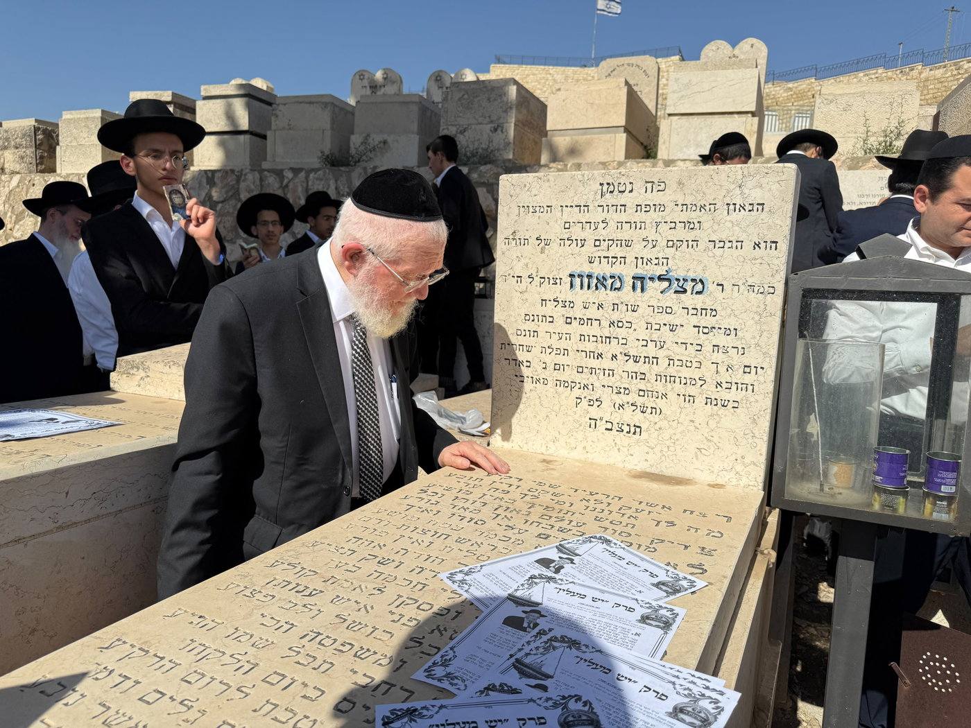 הקמת מצבה על קברו של הגר"ר מאזוז זצ"ל