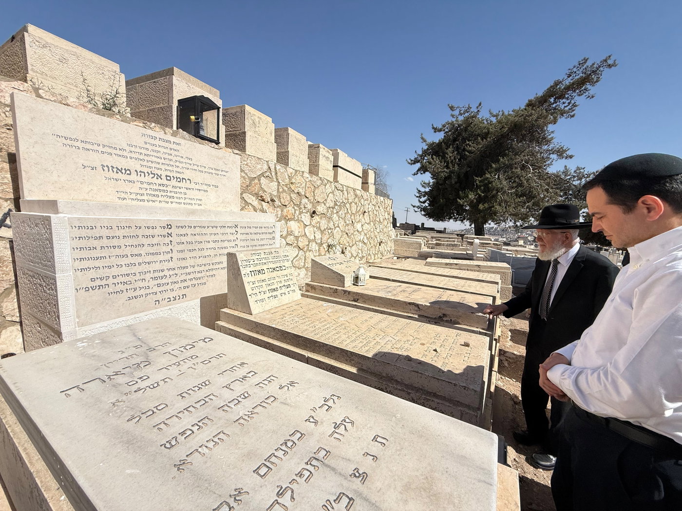 הקמת מצבה על קברו של הגר"ר מאזוז זצ"ל