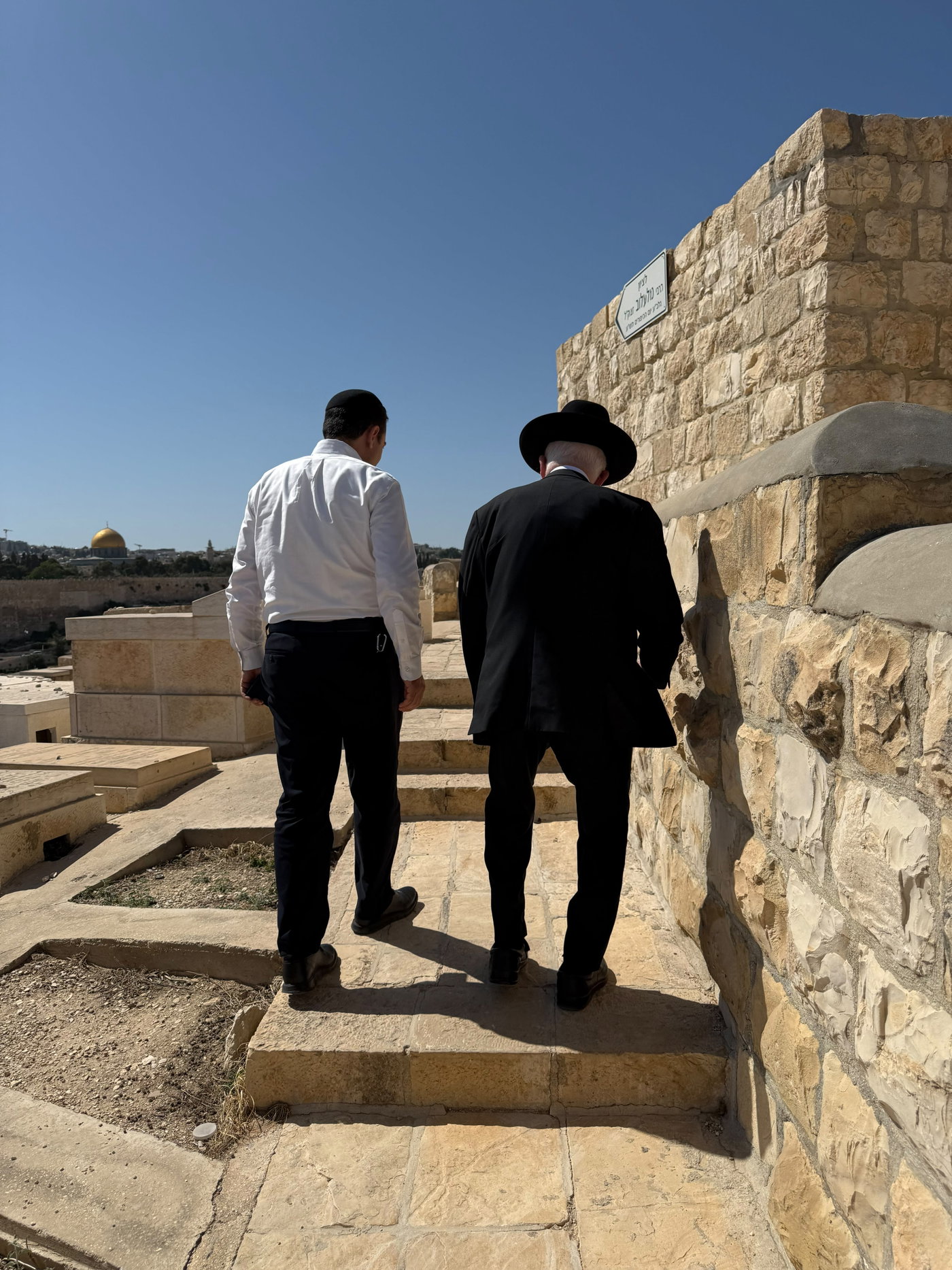 הקמת מצבה על קברו של הגר"ר מאזוז זצ"ל