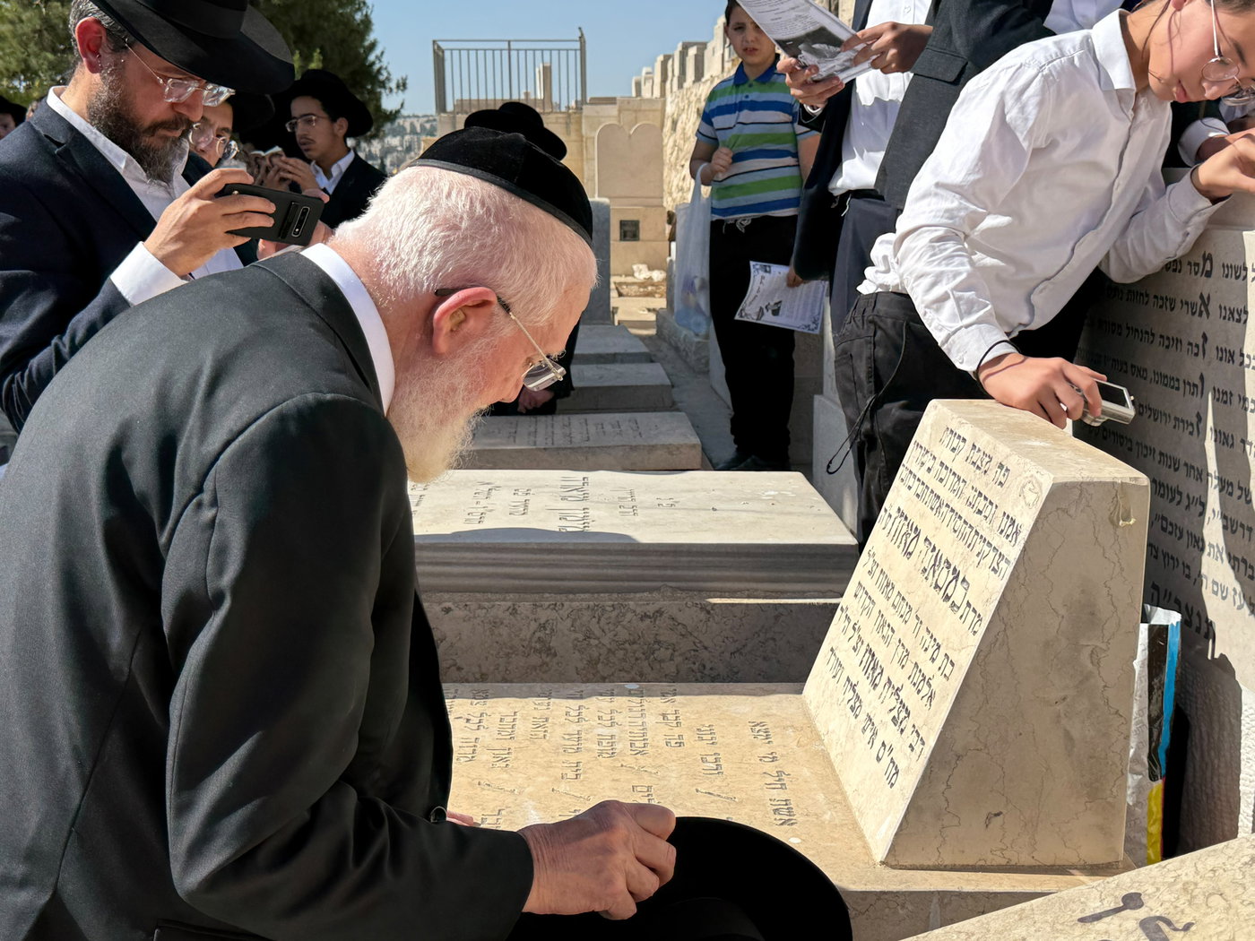 הקמת מצבה על קברו של הגר"ר מאזוז זצ"ל