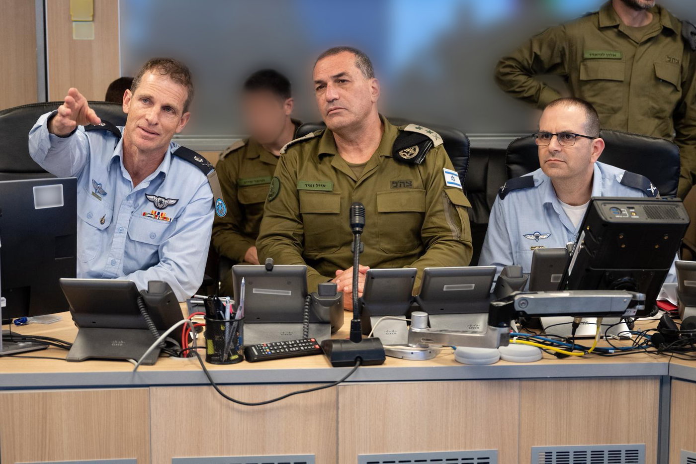 הרמטכ"ל זמיר ומפקד חיל האוויר טישלר בבור חיל האוויר