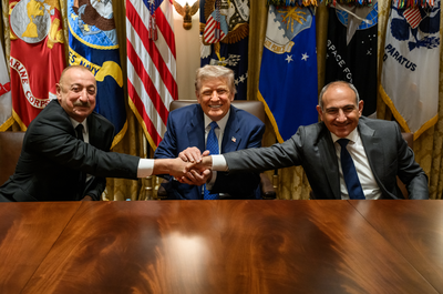 פשיניאן יחד עם נשיא אזרבייג׳ן אילהאם אלייב ונשיא ארה״ב דונלד טראמפ בוושינגטון - אוגוסט 2025.