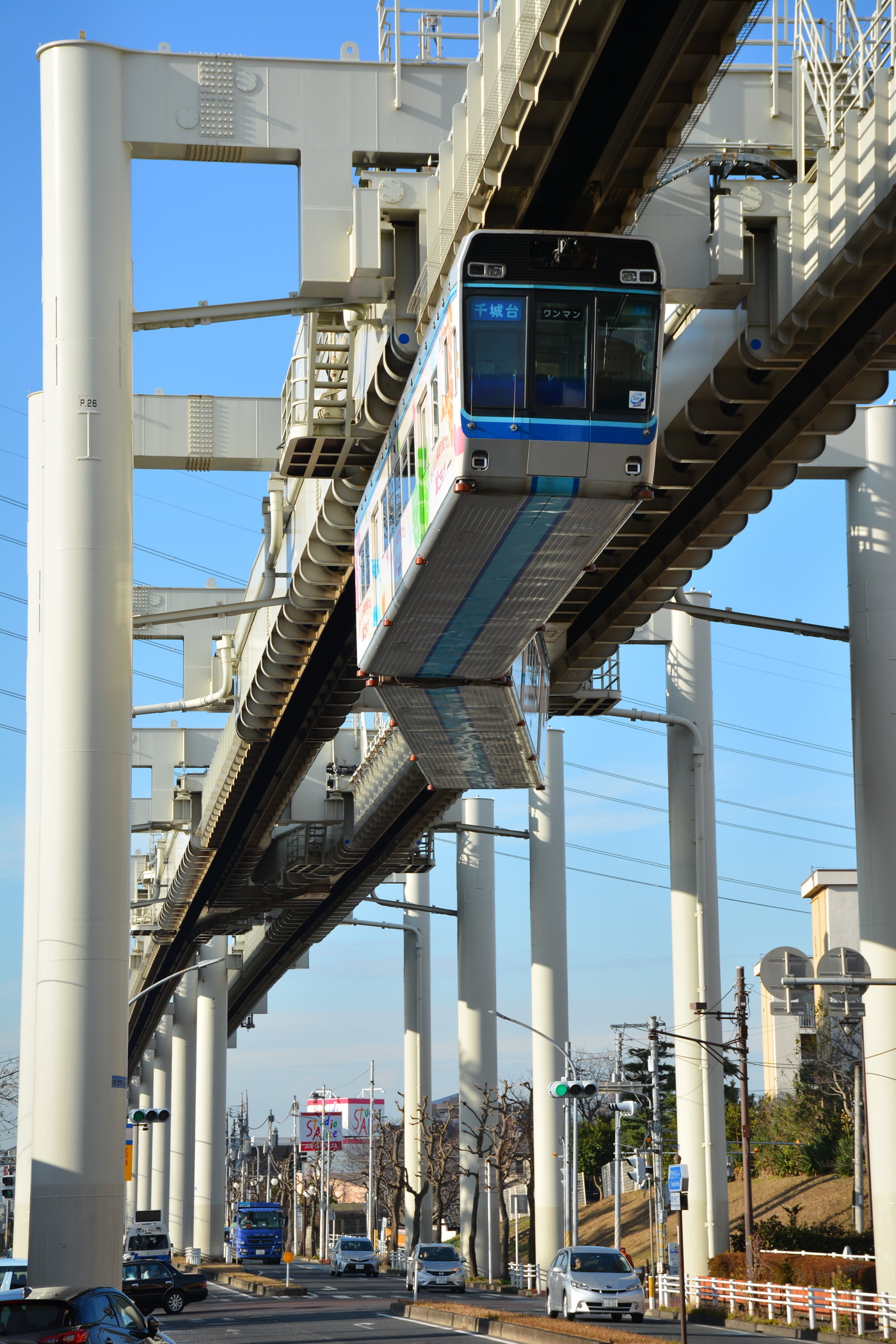 רכבת מקורית מסדרה 1000 חוצה מתג מסילה ליד תחנת צ'ישירודאי