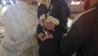 אזוקים לקול צעקות ההמון: המשטרה עצרה שני חשודים במחאות בירושלים | צפו