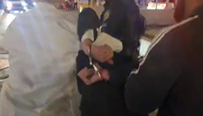 אזוקים לקול צעקות ההמון: המשטרה עצרה שני חשודים במחאות בירושלים | צפו