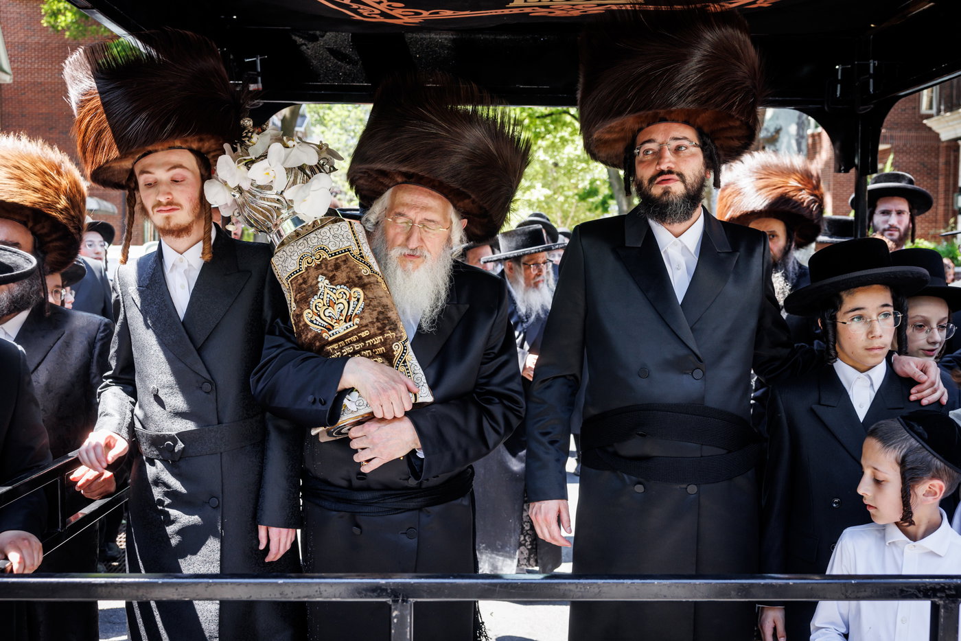הכנסת ס"ת ע"י ליפא פרידמן בסאטמר