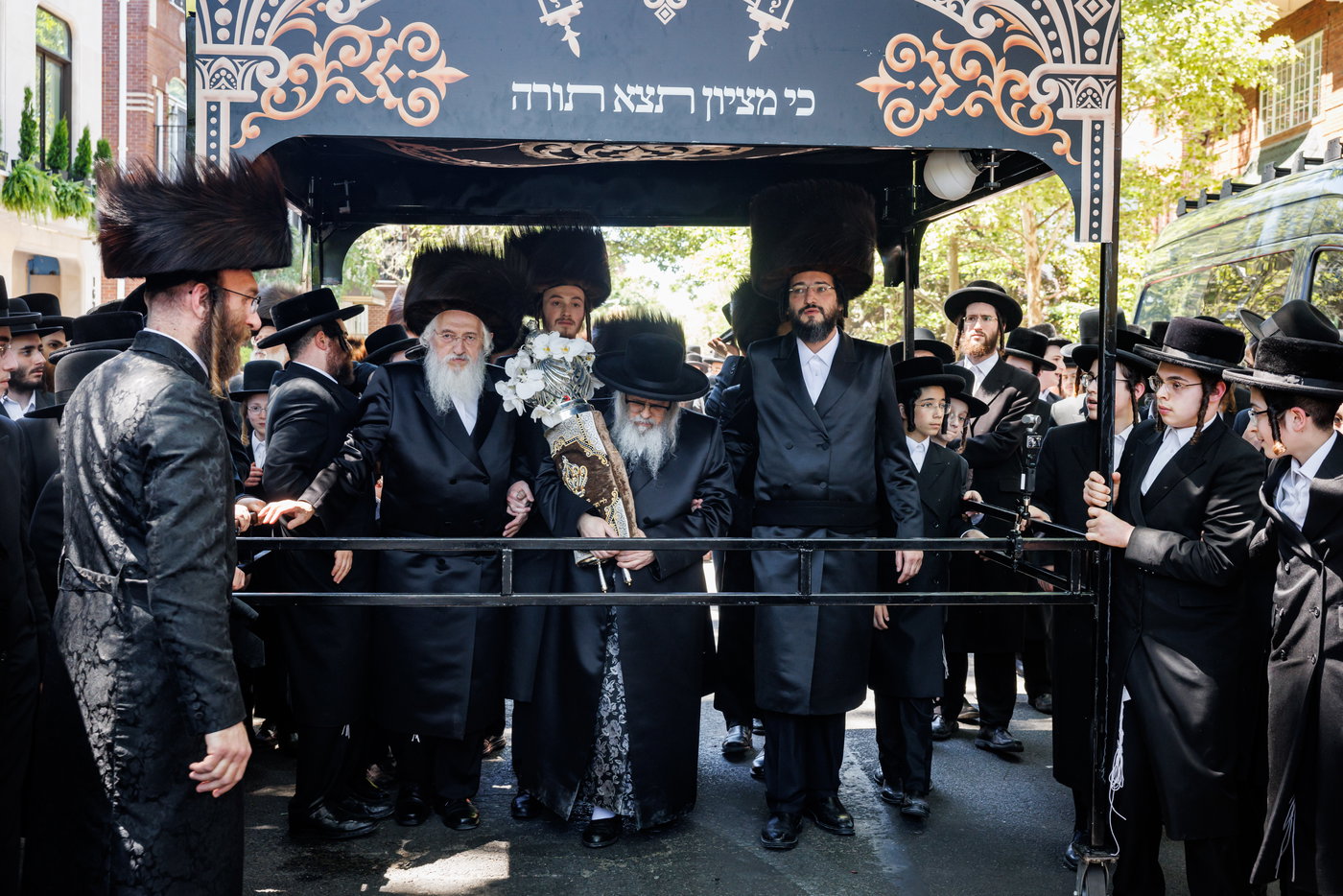 הכנסת ס"ת ע"י ליפא פרידמן בסאטמר