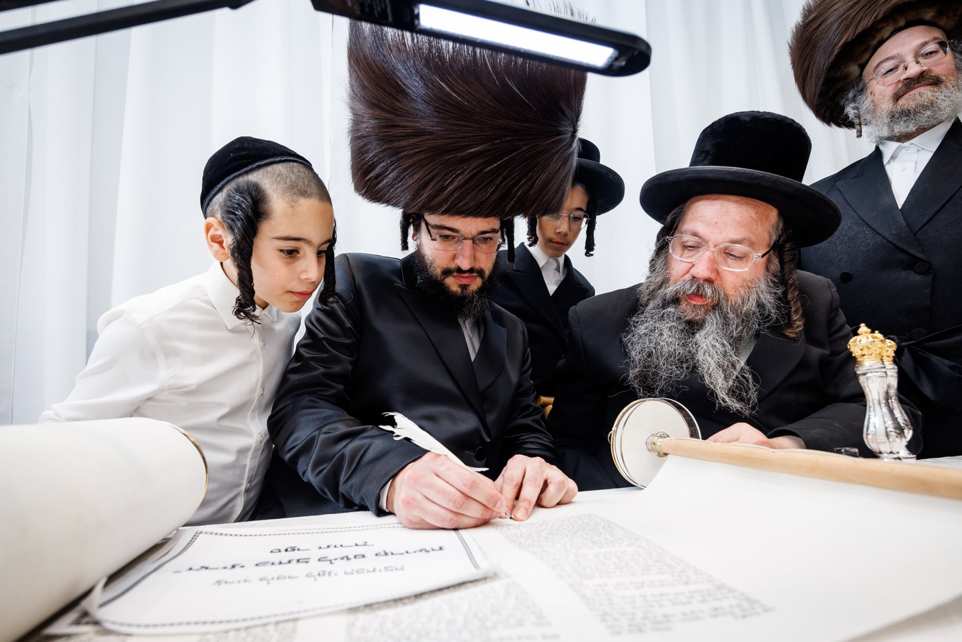 הכנסת ס"ת ע"י ליפא פרידמן בסאטמר