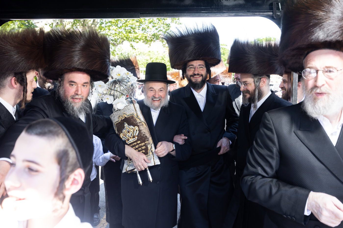 הכנסת ס"ת ע"י ליפא פרידמן בסאטמר