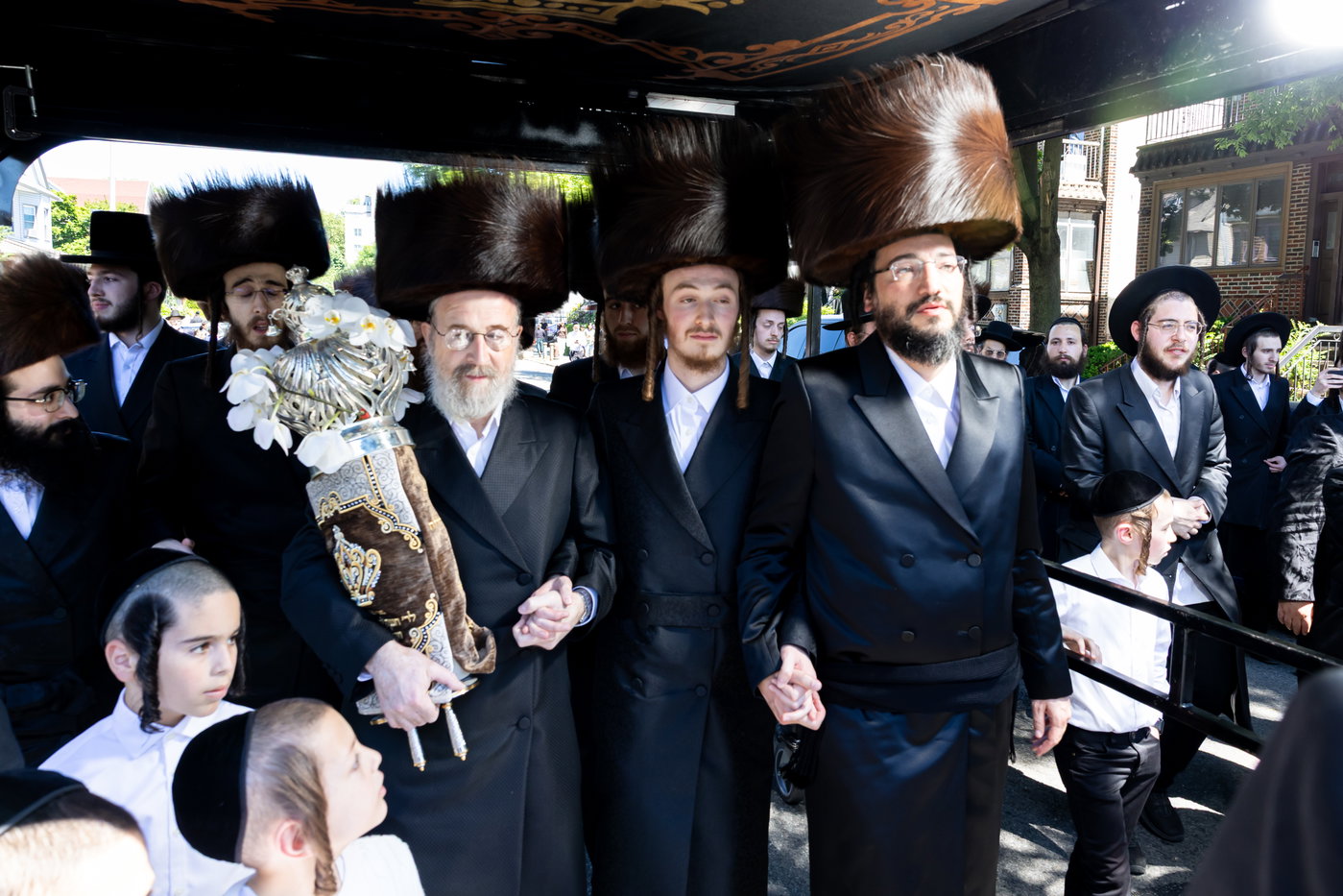 הכנסת ס"ת ע"י ליפא פרידמן בסאטמר