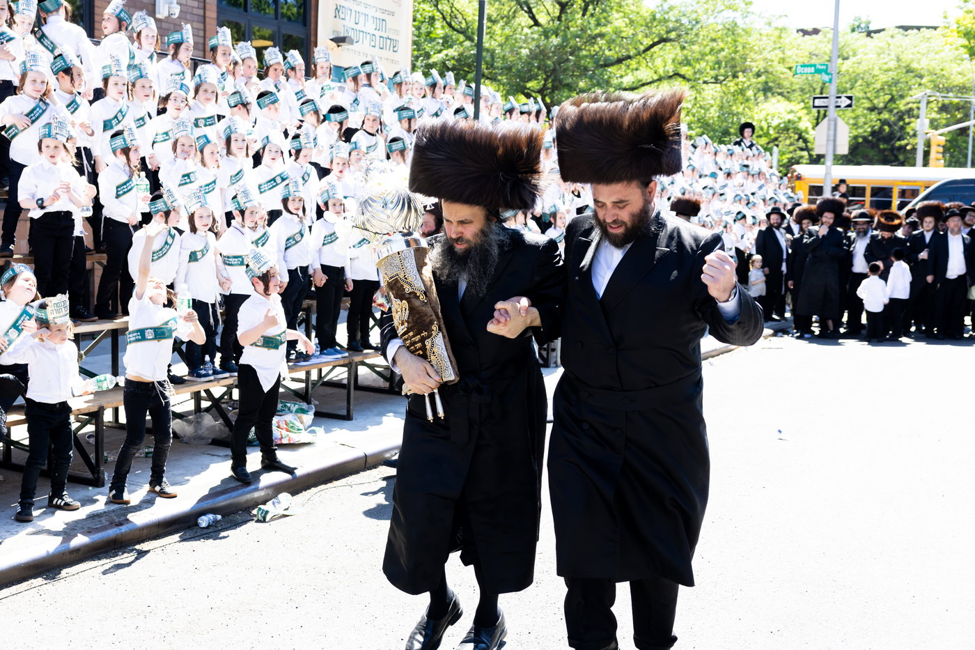 הכנסת ס"ת ע"י ליפא פרידמן בסאטמר