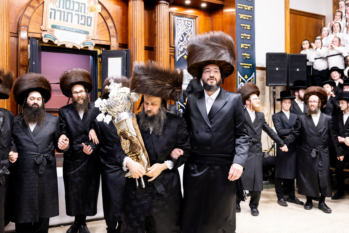 הכנסת ס"ת ע"י ליפא פרידמן בסאטמר
