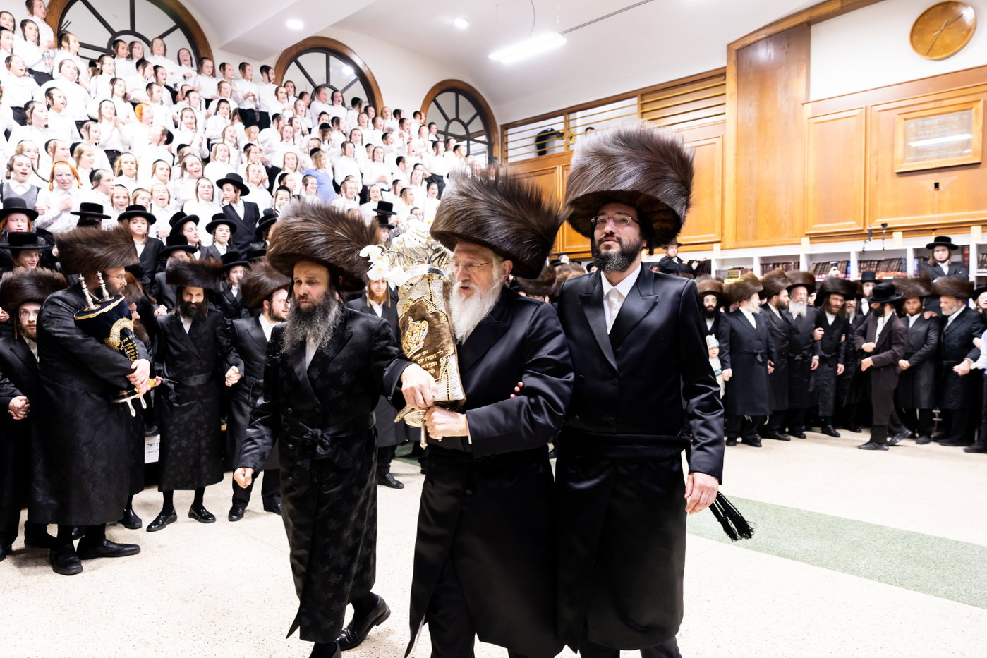 הכנסת ס"ת ע"י ליפא פרידמן בסאטמר