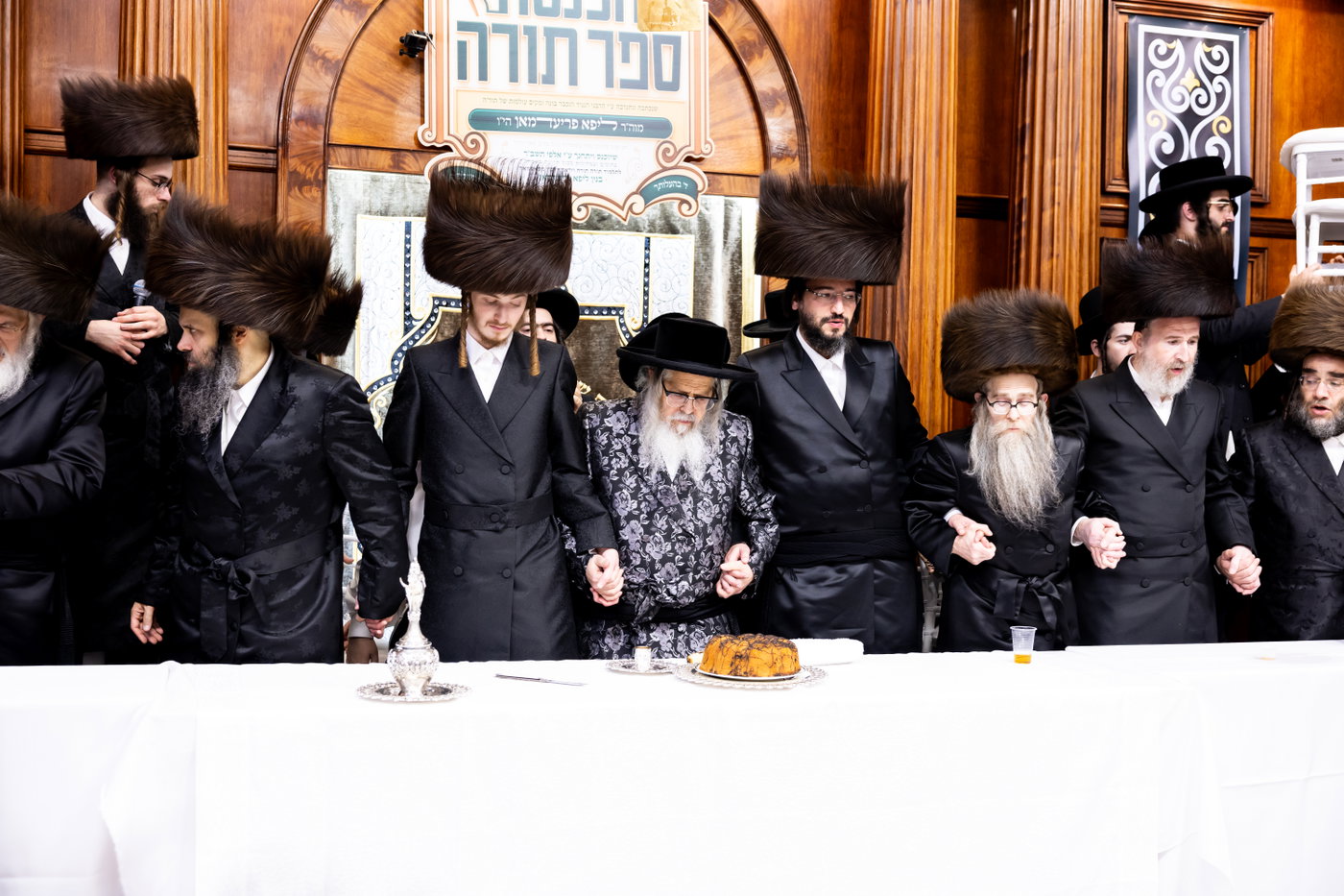 הכנסת ס"ת ע"י ליפא פרידמן בסאטמר