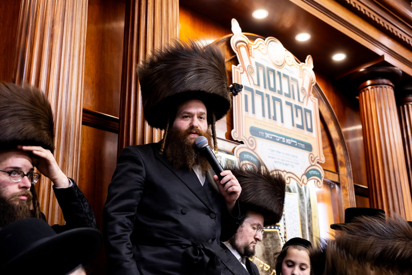 הכנסת ס"ת ע"י ליפא פרידמן בסאטמר