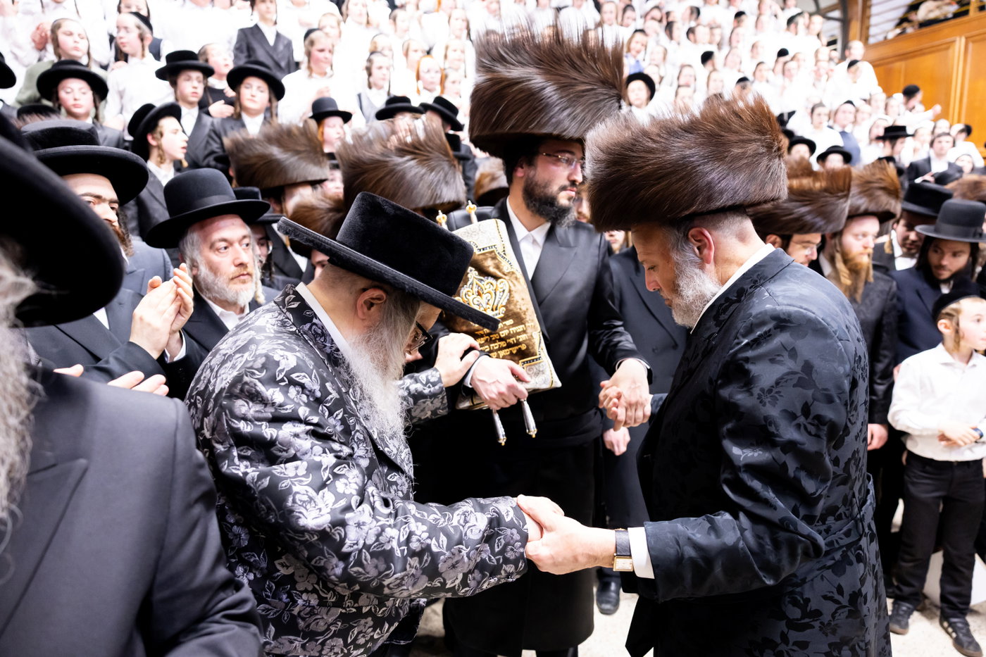 הכנסת ס"ת ע"י ליפא פרידמן בסאטמר