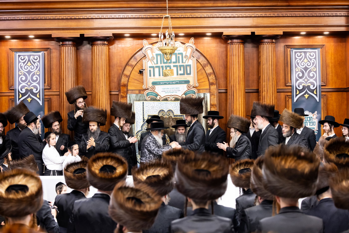 הכנסת ס"ת ע"י ליפא פרידמן בסאטמר