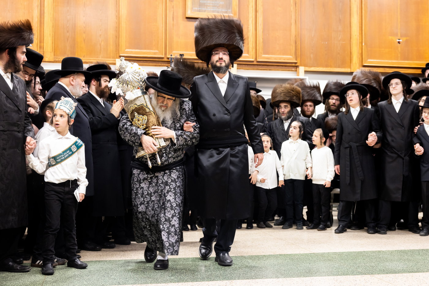 הכנסת ס"ת ע"י ליפא פרידמן בסאטמר