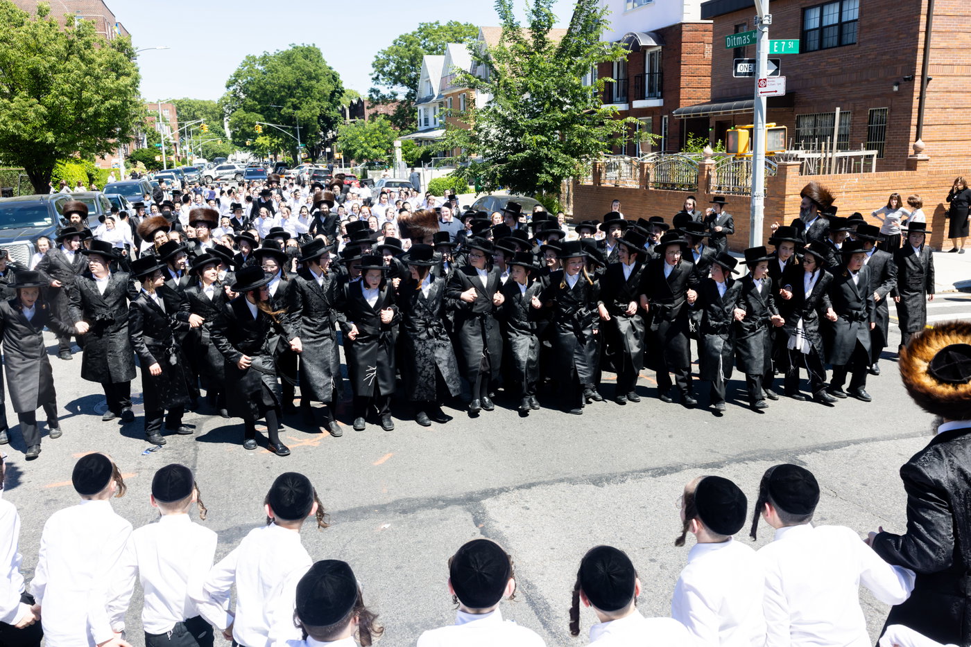 הכנסת ס"ת ע"י ליפא פרידמן בסאטמר