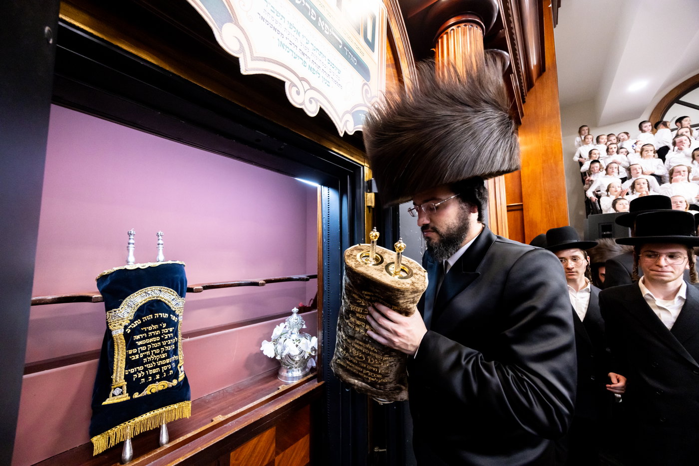הכנסת ס"ת ע"י ליפא פרידמן בסאטמר