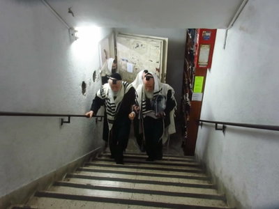 עטור בטלית ותפילין | התיעוד המרגש של חבר מועצת גדולי התורה ביציאתו מהמקלט