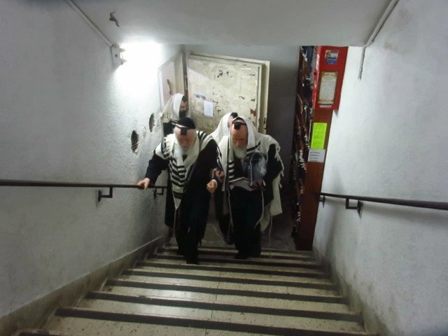 הגר"י זילברשטיין ביציאה מהמקלט