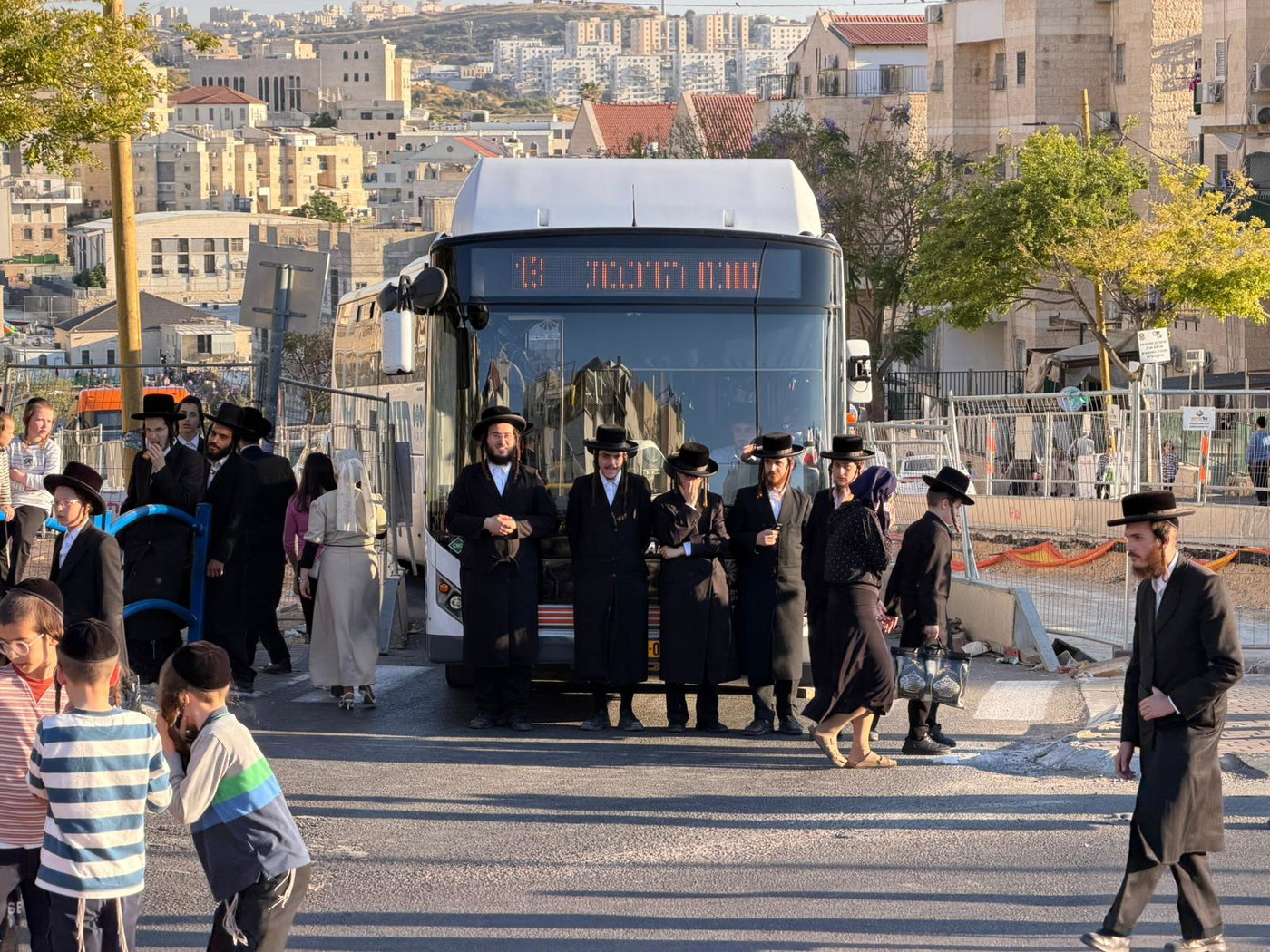 מאות קיצונים חוסמים את בית שמש ומפונים בכוח; סלעי ענק נגררו לכביש