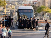 מאות קיצונים חוסמים את בית שמש ומפונים בכוח; סלעי ענק נגררו לכביש