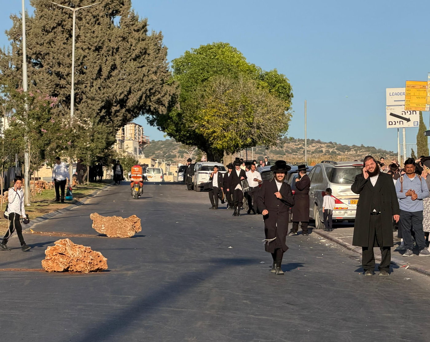 מאות קיצונים חוסמים את בית שמש ומפונים בכוח; סלעי ענק נגררו לכביש