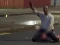 רגע מרצח מזעזע באמצע הרחוב: ניסה לערוף את ראשו של הקרבן