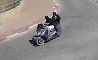 מרדף דרמטי: שני קטינים נעצרו אחרי נהיגה פרועה באופנוע גנוב | צפו