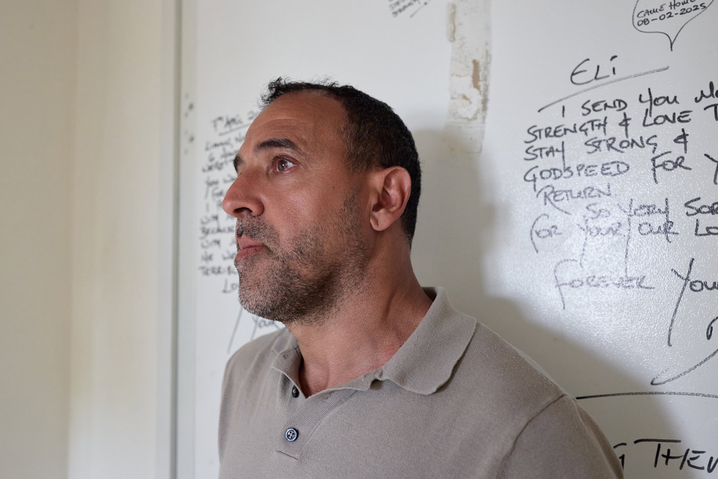 אלי שרעבי התקשה לעצור את הדמעות כשראה איך הורסים את ביתו