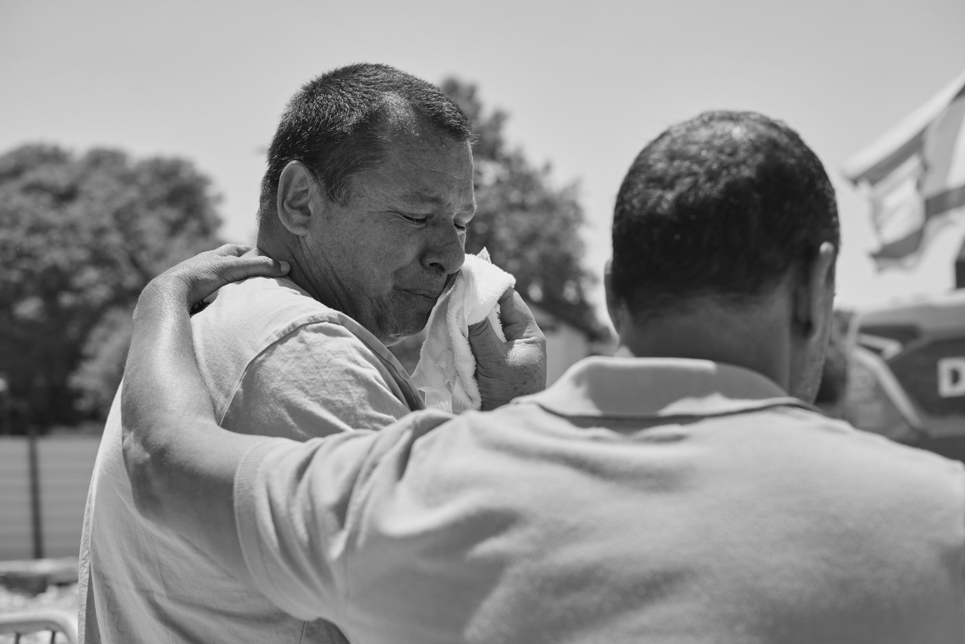 אלי שרעבי התקשה לעצור את הדמעות כשראה איך הורסים את ביתו